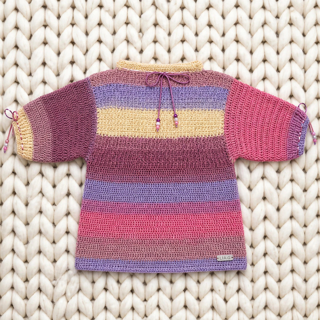 Vista frontal completa blusa Dusk Stripes — rayas multicolor amarillo/malva/lila/ciruela/coral/rosa en crochet manga 3/4 — LIA.G