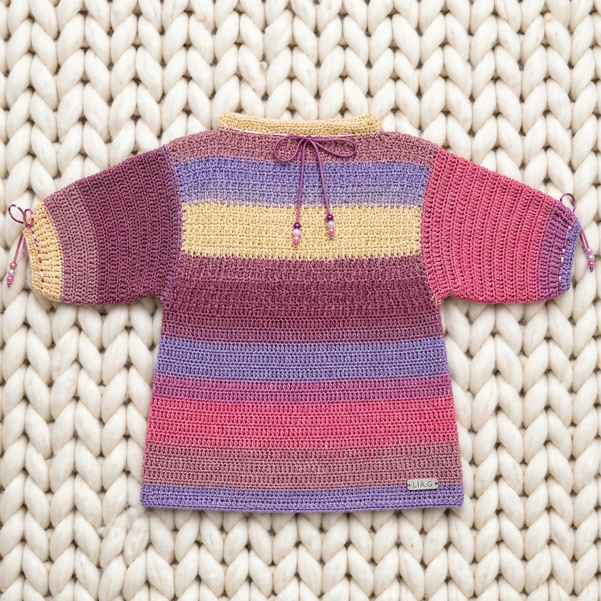 Vista frontal completa blusa Dusk Stripes — rayas multicolor amarillo/malva/lila/ciruela/coral/rosa en crochet manga 3/4 — LIA.G