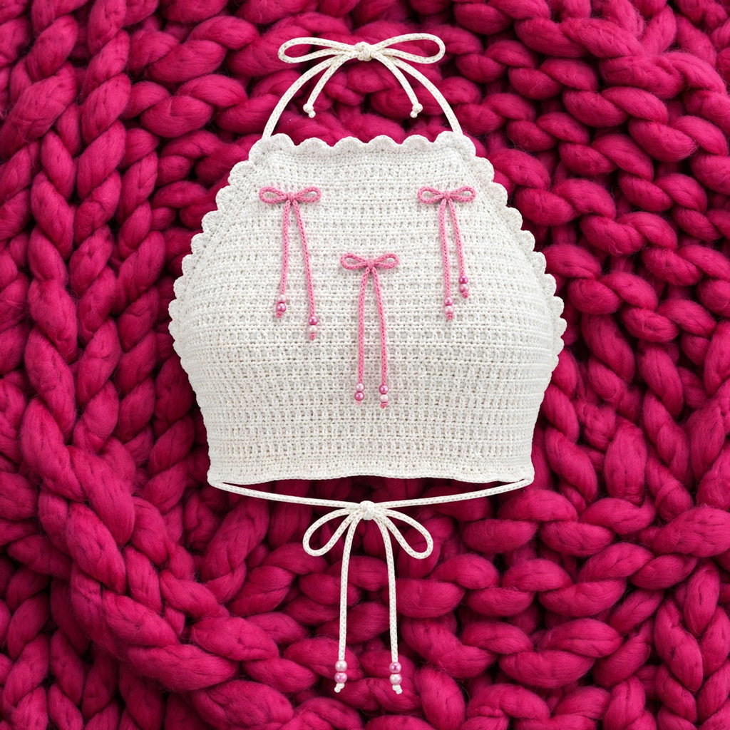 Vista completa top crochet halter crudo con lazos rosas y cuentas de perla — LIA.G