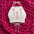 Vista completa top crochet halter crudo con lazos rosas y cuentas de perla — LIA.G