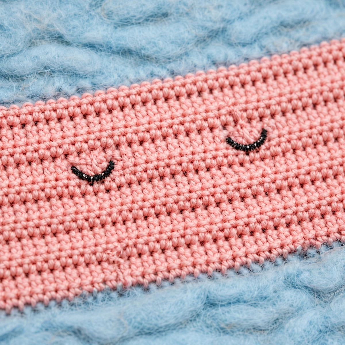 Detalle bordado ojos cerrados carita franja coral blusa crochet Ocaso