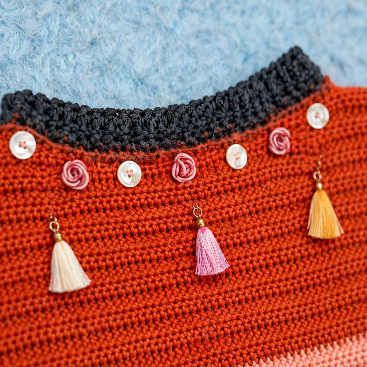 Detalle cuello con botones decorativos y borlas colgantes blusa crochet Ocaso