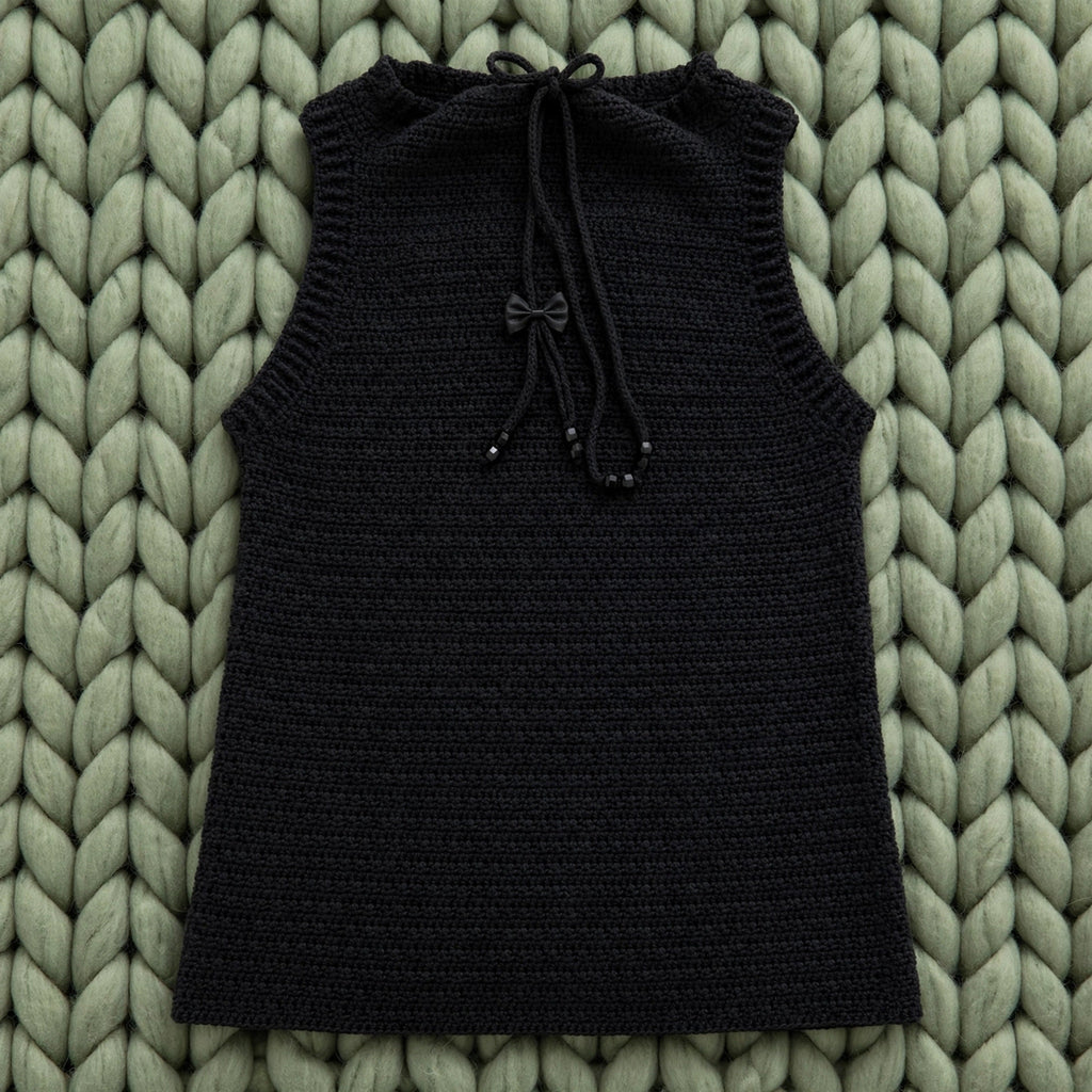Vista completa top crochet negro cuello alto con lazo y cuentas facetadas — LIA.G