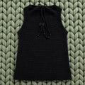 Vista completa top crochet negro cuello alto con lazo y cuentas facetadas — LIA.G