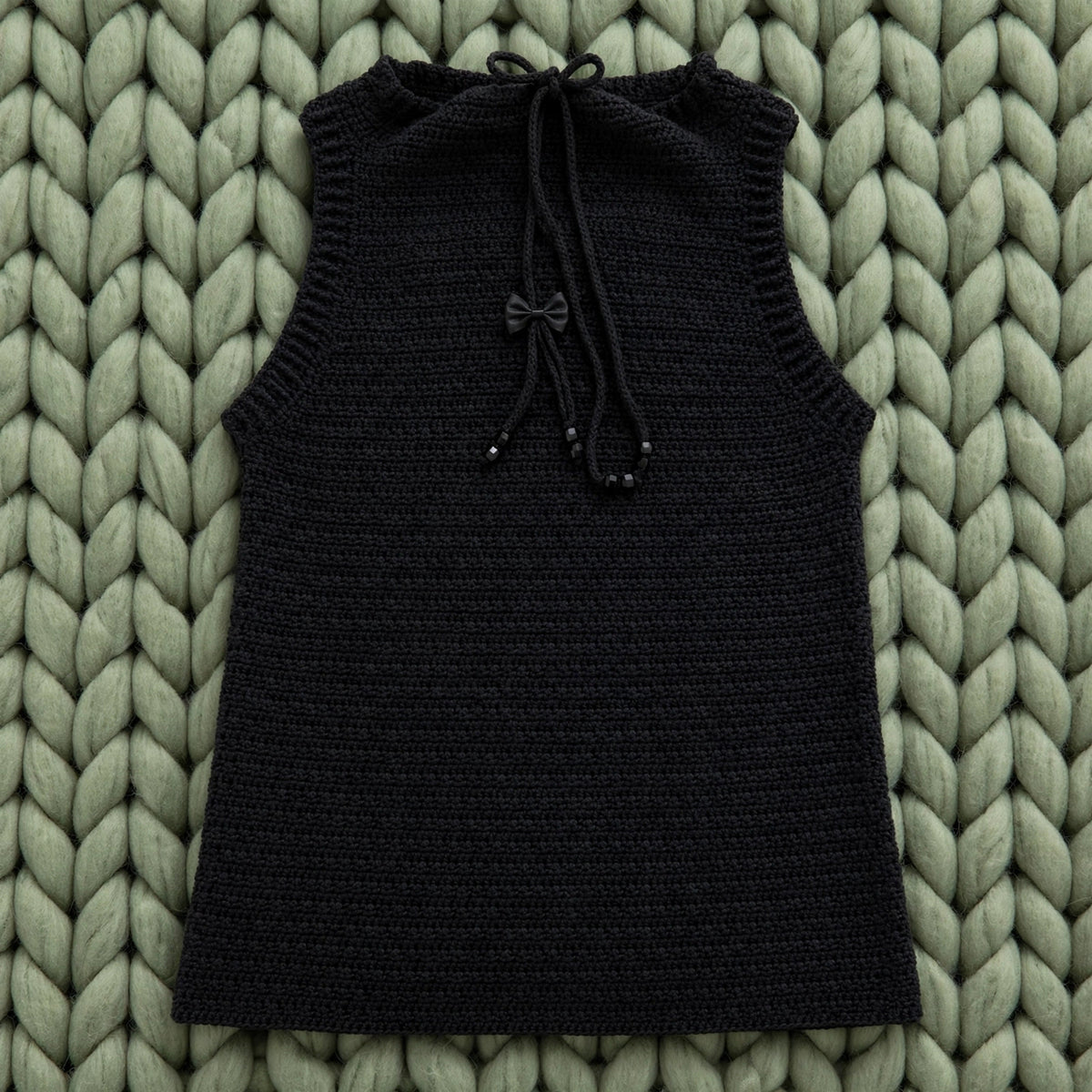 Vista completa top crochet negro cuello alto con lazo y cuentas facetadas — LIA.G