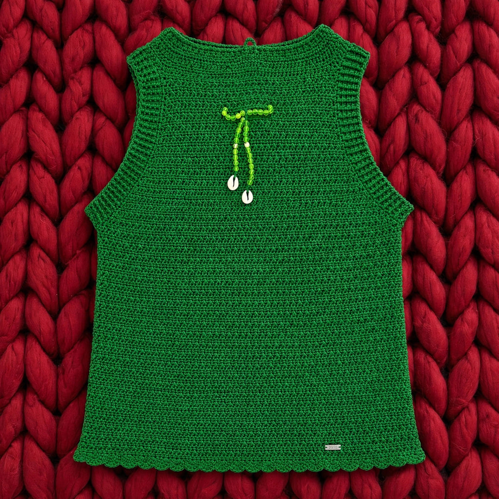 Vista completa top crochet cuello alto verde esmeralda con lazo de cuentas y conchas cowrie — LIA.G