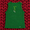 Vista completa top crochet cuello alto verde esmeralda con lazo de cuentas y conchas cowrie — LIA.G