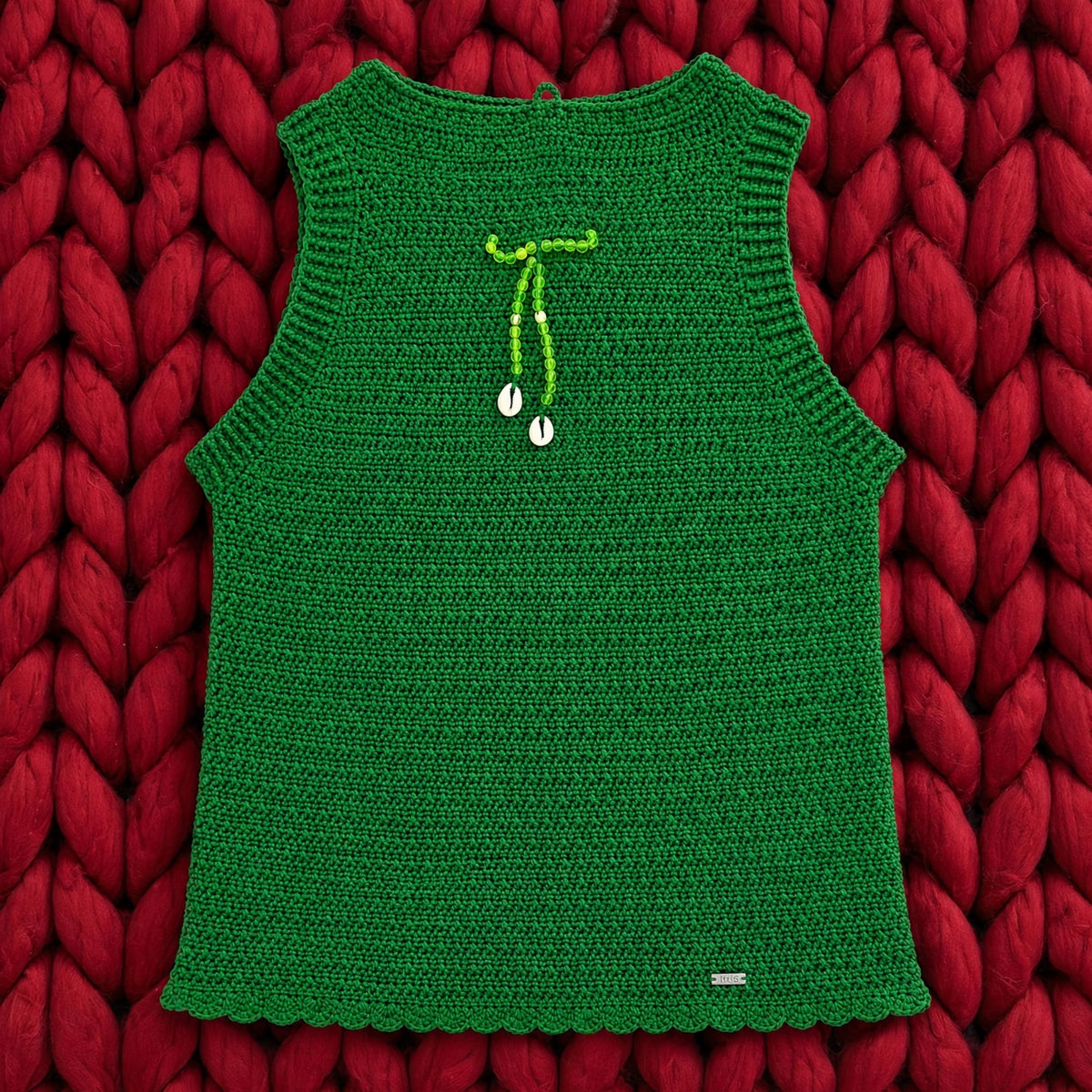 Vista completa top crochet cuello alto verde esmeralda con lazo de cuentas y conchas cowrie — LIA.G
