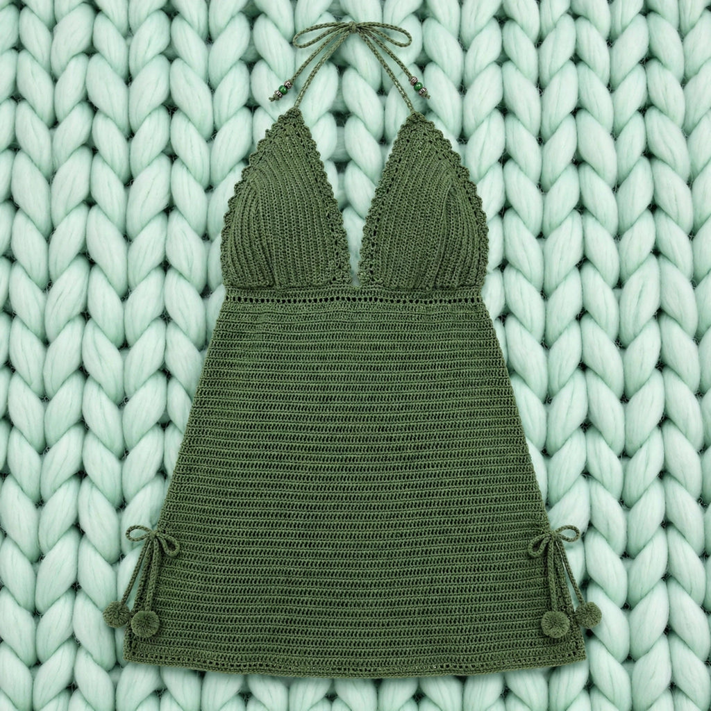 Vista completa vestido crochet halter escote V verde oliva con lazos y pompones laterales — LIA.G