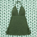 Vista completa vestido crochet halter escote V verde oliva con lazos y pompones laterales — LIA.G