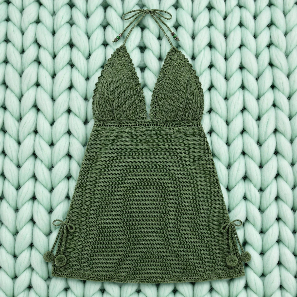 Vista completa vestido crochet halter escote V verde oliva con lazos y pompones laterales — LIA.G
