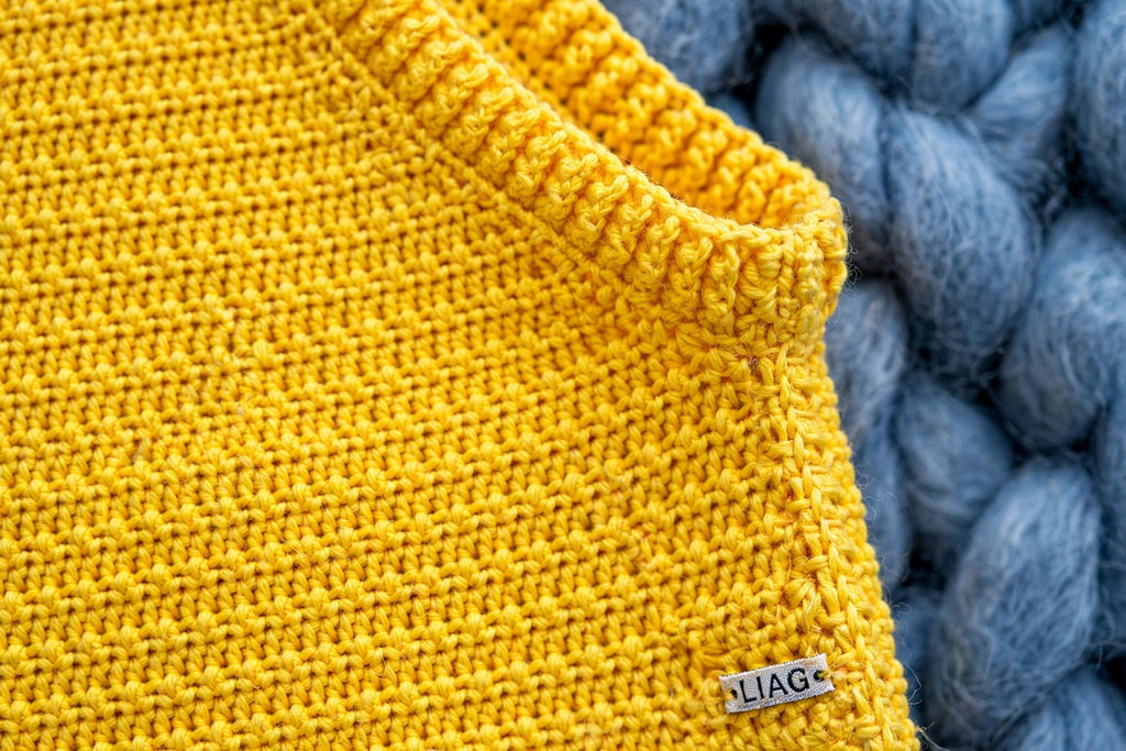 Detalle sisa y etiqueta metálica LIAG — Top Crochet Amarillo