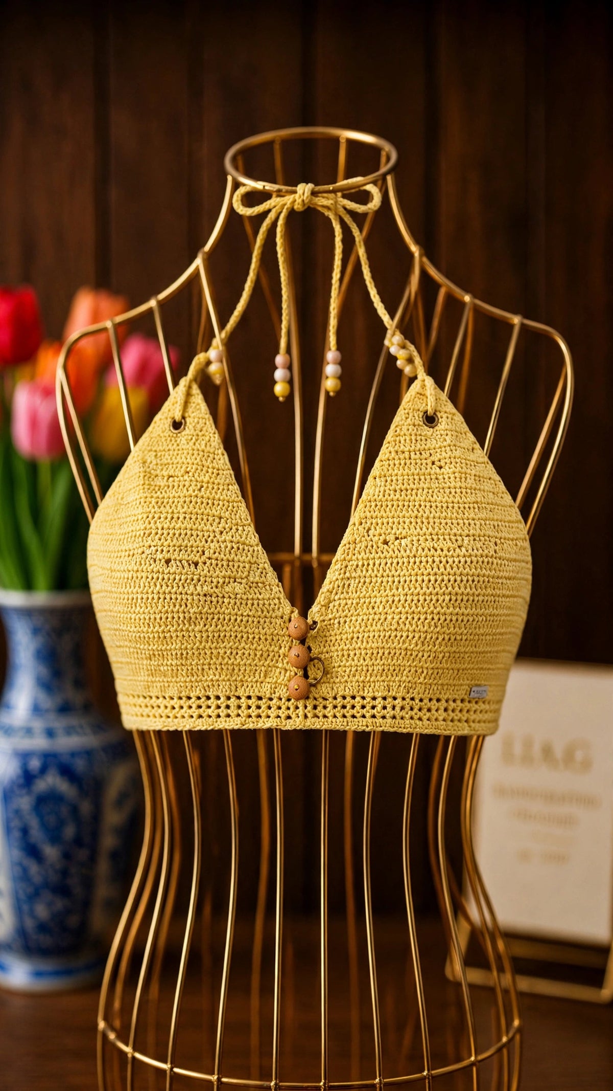 Detalle top triangular bikini crochet amarillo limón con cuentas de madera y cordón halter