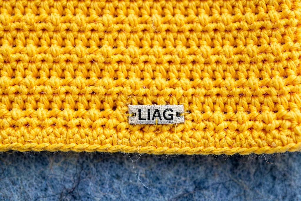 Macro etiqueta metálica LIAG cosida en el bajo — Top Crochet Amarillo