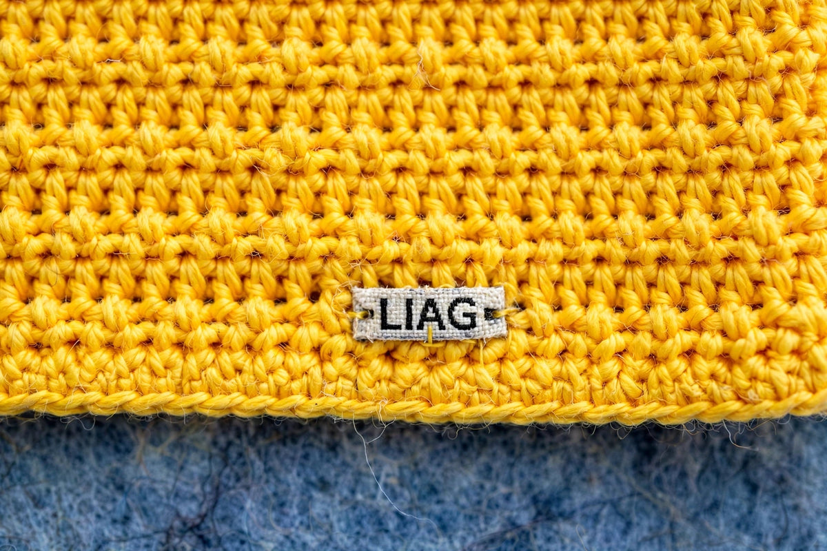 Macro etiqueta metálica LIAG cosida en el bajo — Top Crochet Amarillo