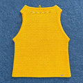 Vista completa del top crochet halter amarillo sobre fondo de lana azul — LIA.G